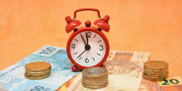 Antecipação de recebíveis: empresária conferindo cheques e duplicatas